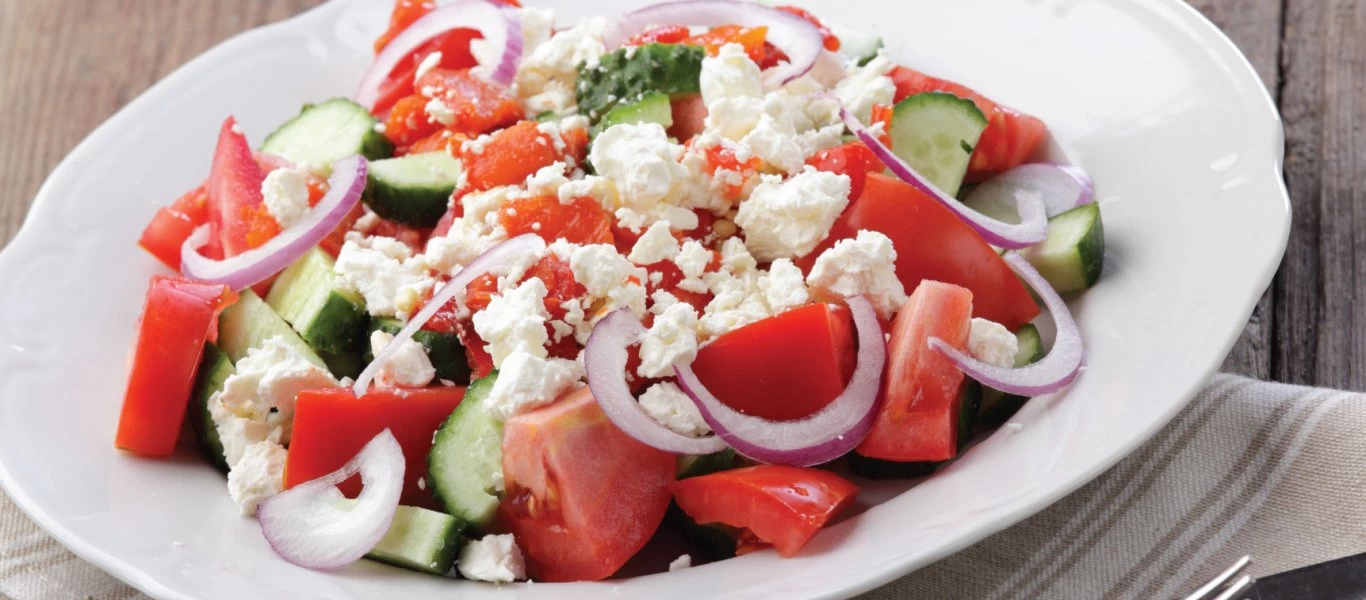 Αυτός είναι ο λόγος που δεν πρέπει να βάλετε ξανά στην σαλάτα ντομάτα μαζί με αγγούρι